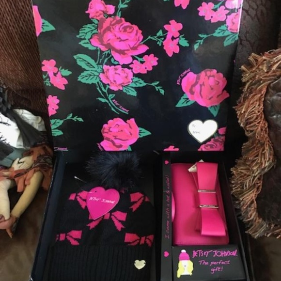 BETSEY JOHNSON Fushia Bow Wallet Black Beanie Set main image 5